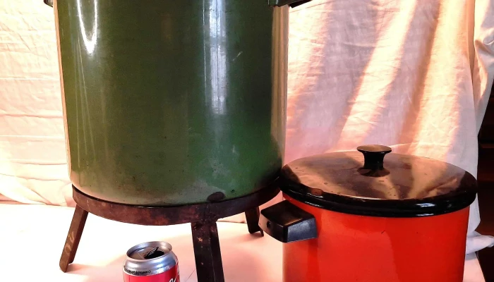 2 ollas: 1 verde con base y otra naranja. Ambas con tapa