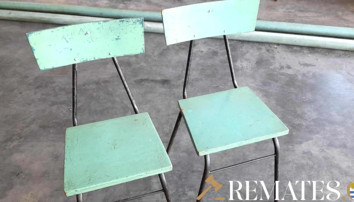 2 sillas en hierro con respaldo y asiento en madera