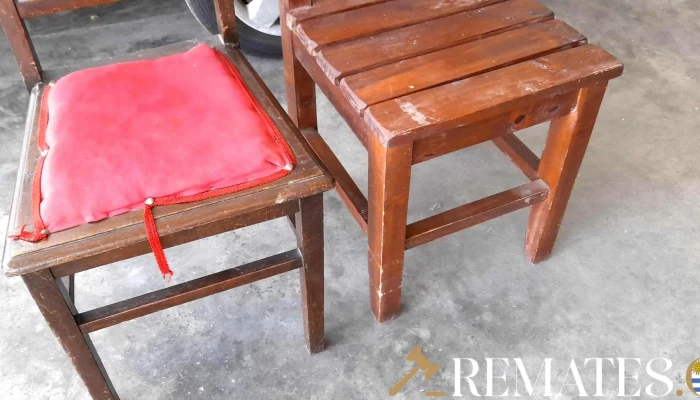2 Sillas En Madera Una Con Asiento Rojo -  2 - 17-06-2021