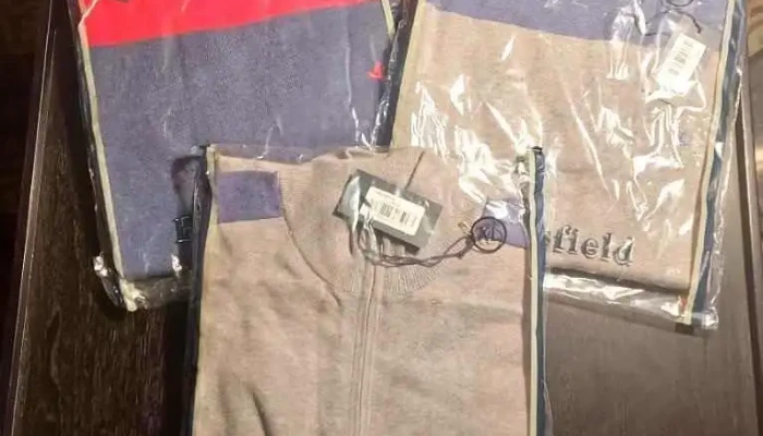 3 Buzos Brookfield variados, uno de ellos con cierre en talles S, M y Xl