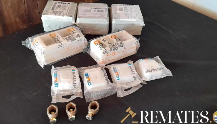 3 cajas ciegas  11 x 11, 2 cajas interruptor doble, 3 borneras y 4 timbres