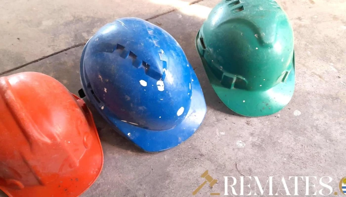 3 cascos azul, verde y naranja