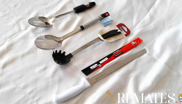 3 cucharones diferente y cuchillo de cortar pan