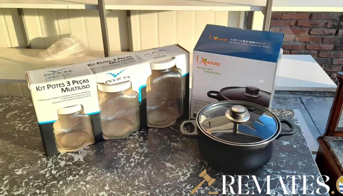 3 frascos de vidrio con tapa y olla con tapa de vidrio