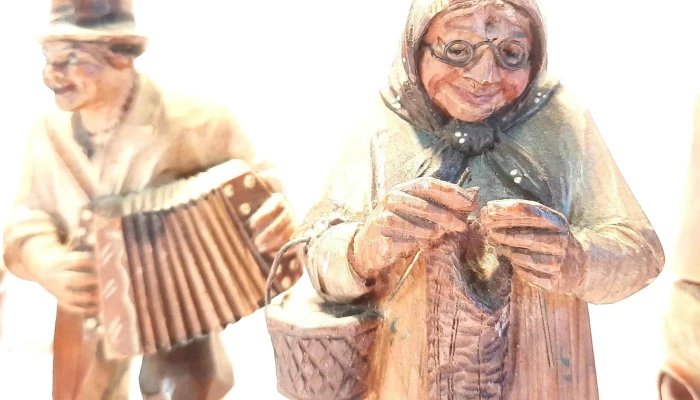 3 Tallas De Madera Personajes Y Busto En 3 - 05-06-2021