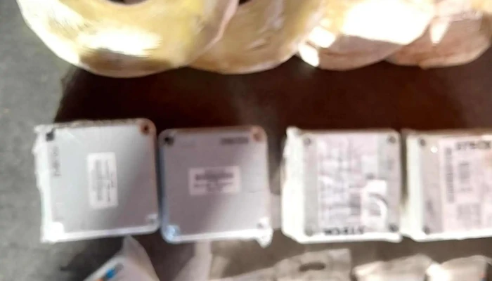 4 cintas doble fas, 5 interruptores de timbre, 2 cajas ciegas y varios