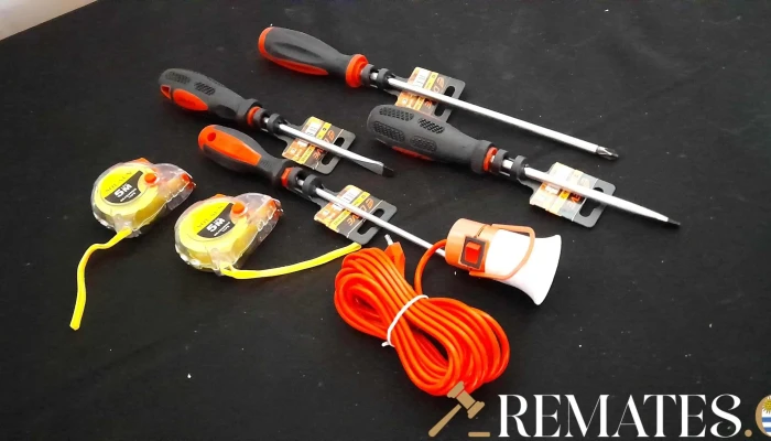 4 destornilladres, portatil y 2 cintas metricas
