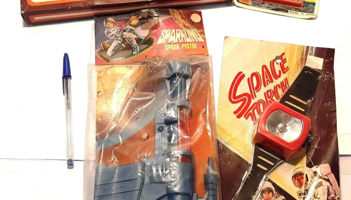 4 Juego de tacitas y cucharitas vintage, pinball (con averia), reloj espacial y pistola espacial