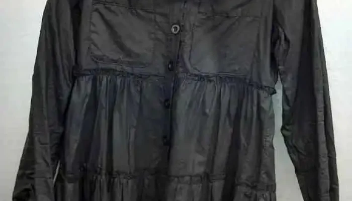 40 Camisas en tres colores: 16 blancas, 8 grises y 16 negras