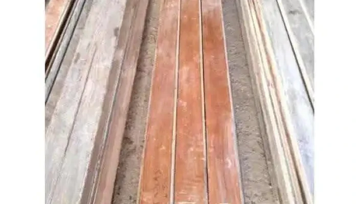 5,3 m2 de piso de pinotea