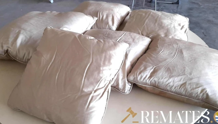 6 almohadones beige cuadrados