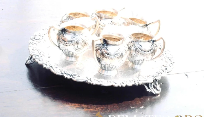 6 Cremeras y una bandeja de plata francesa,