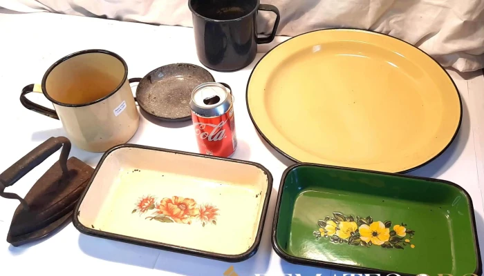 6 piezas esmaltadas y plancha en hierro