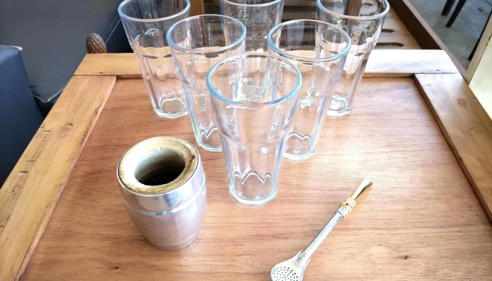 6 vasos de vidrio mate y bombilla