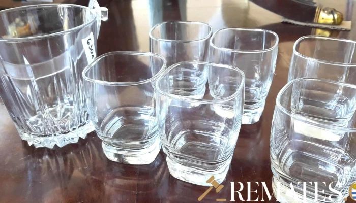 6 vasos de wuiski y hielera