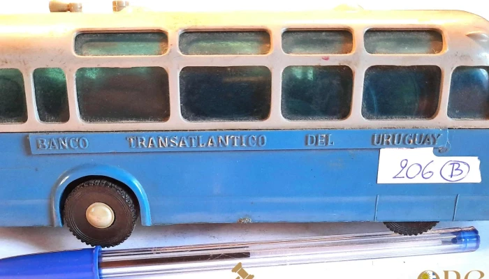 Alcancia Forma De Bus Llena De Monedas Y 2 - 05-06-2021