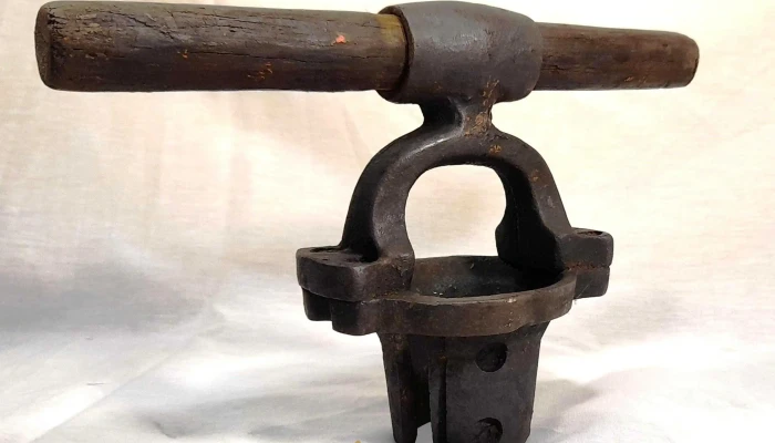 Antigua herramienta para perforar toneles