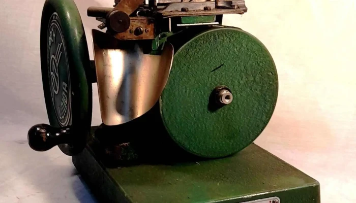 Antigua maquina etiquetadora funcionando bien