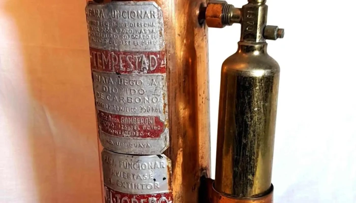 Antiguo matafuego en cobre y bronce