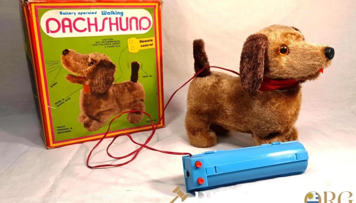 Antiguo perro a pila con control funcionado en su caja