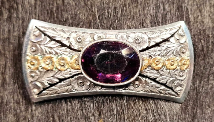 Antiguo prendedor criollo en plata y oro