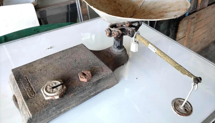 balanza de plto con 2 pesas