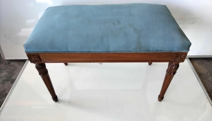 banqueta inglesa tapizada azul