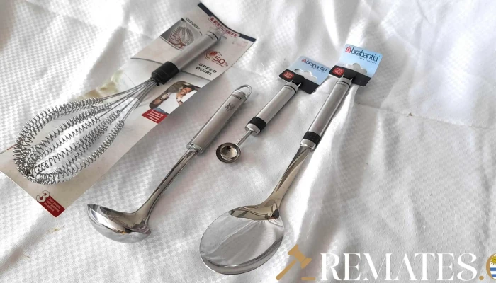 batidor, dos cucharones y una cucharita todo en acero inox