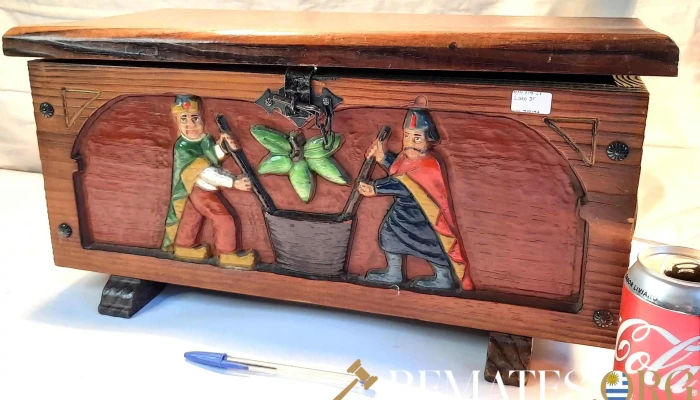 Baul de madera personajes revolviendo olla