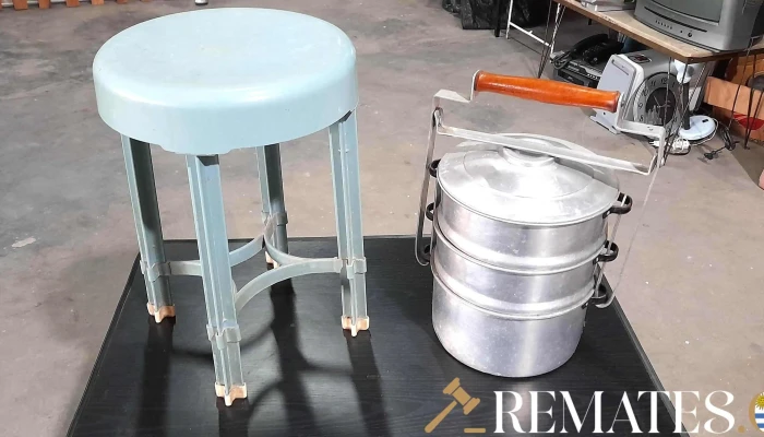 bianda de aluminio y taburete de Pvc verde