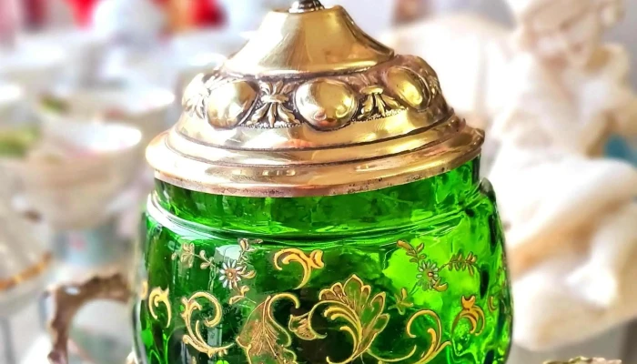 Bombonera vidrio verde pintado a mano con base y tapa de bronce