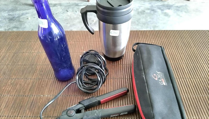 botella azul vaso con  tapa y plancha de pelo Gama