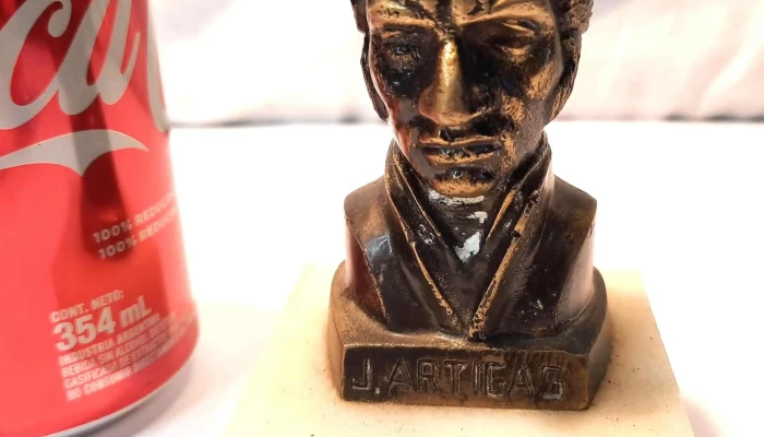 Busto de Artigas miniatura mármol y bronce
