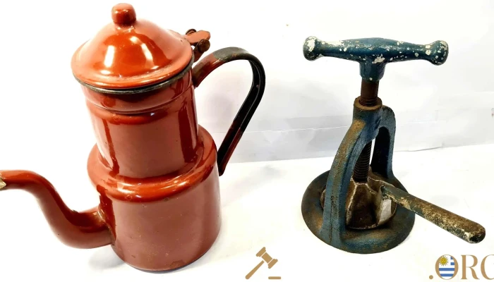 Cafetera esmaltada y prensa antigua jugo