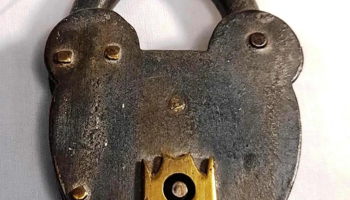 Candado antiguo hierro y bronce