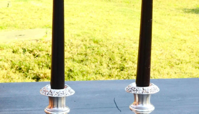 Candeladros en plata inglesa y apaga  velas
