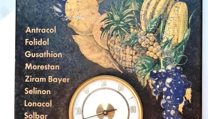Cartel chapa publicidad de Bayer con barómetro ,termómetro y higrómetro