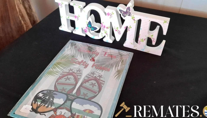 cartel de Home y chapa decorativa