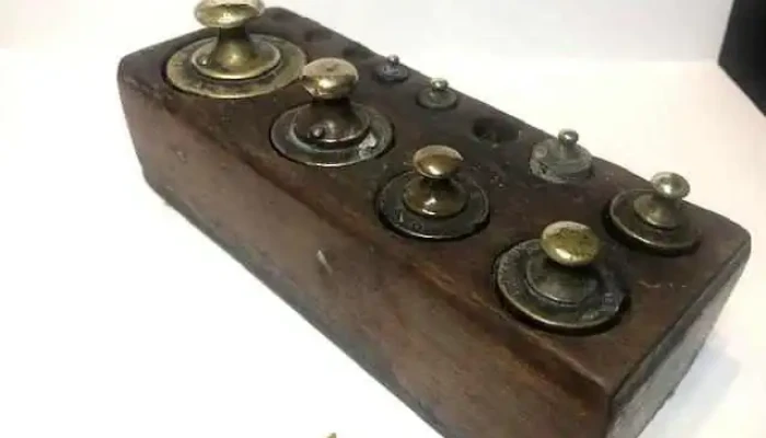 Cepo de madera con 8 pesas de bronce, antiguo
