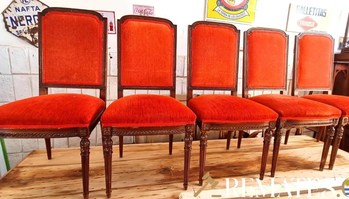 Cinco sillas antiguas de comedor estilo tapizadas