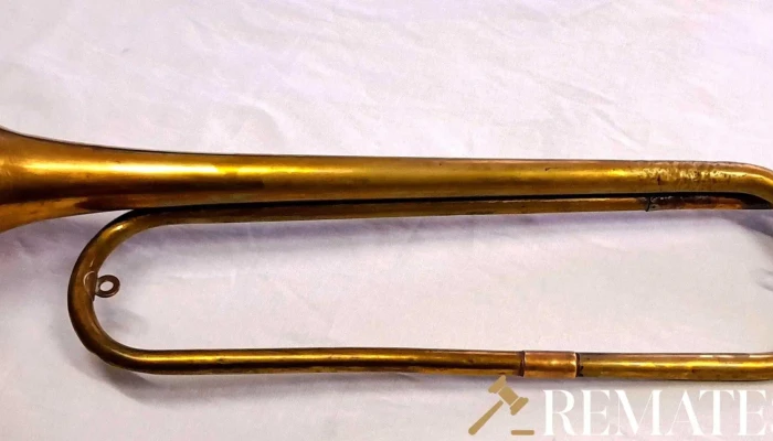 Clarín o trompeta  de caballería antiguo en bronce marca Albert