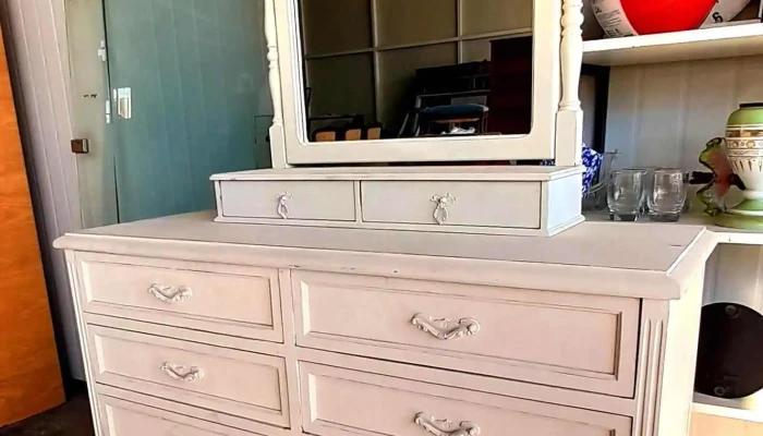 Cómoda pintura blanca tipo gastada con espejo pivotante maciza