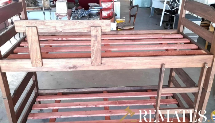 cucheta de madera marron