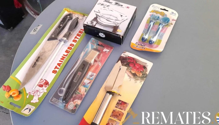 cuchillo con chaira, cubierto, destapador y varios