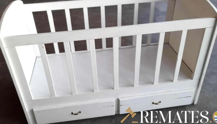cuna de madera pintadda de blanco con 2 cajones