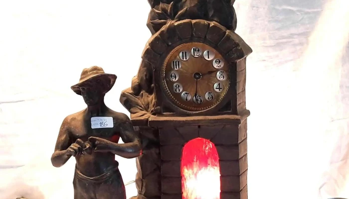 Divina pieza en petit bronce con reloj y luz roja a la vista y hombre fumando