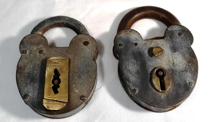 Dos candados antiguos sin llave