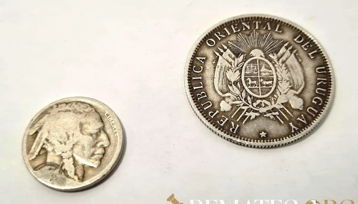 Dos monedas de plata antiguas