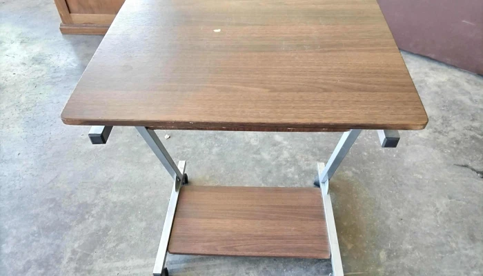 escritorio de pc en Mdf base de hierro