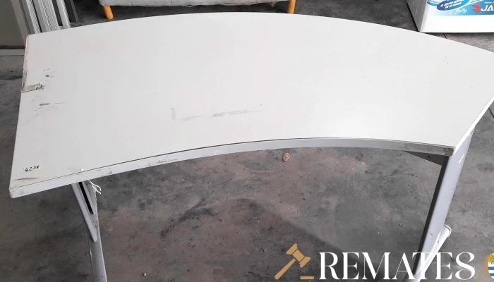 escritorio medio punto, base en hierro tapa blanca